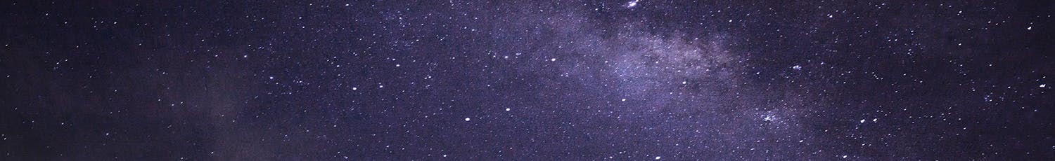 Fotograf tager billeder af stjernehimlen.